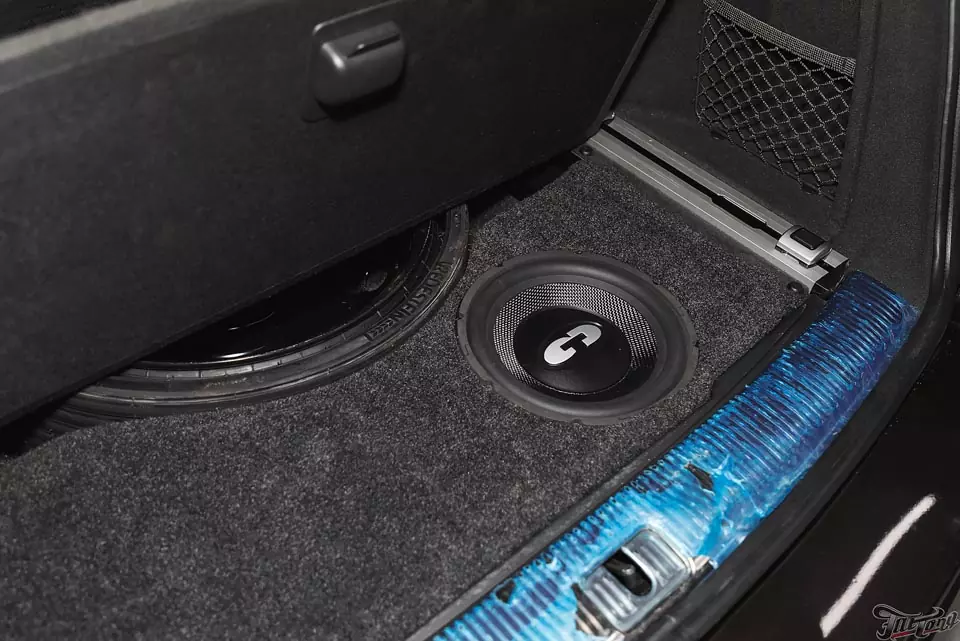 Audi Q5. Полная замена штатной акустической системы и комплексная шумоизоляция салона.